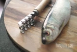 Японские рыбные чешуйки царапают чешуйки рыбы