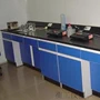 Phòng thí nghiệm đồ nội thất phòng thí nghiệm bên tủ hút khói kiểm tra công việc trạm trung tâm sạch tủ làm việc bàn chế biến tùy chỉnh - Nội thất giảng dạy tại trường mẫu bàn học sinh cấp 1