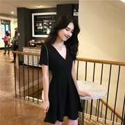 Phụ nữ Hồng Kông 2019 hè mới nhỏ váy đen sang trọng Hương vị Hồng Kông cẩn thận máy v-cổ cao eo là đầm mỏng thủy triều - Váy eo cao