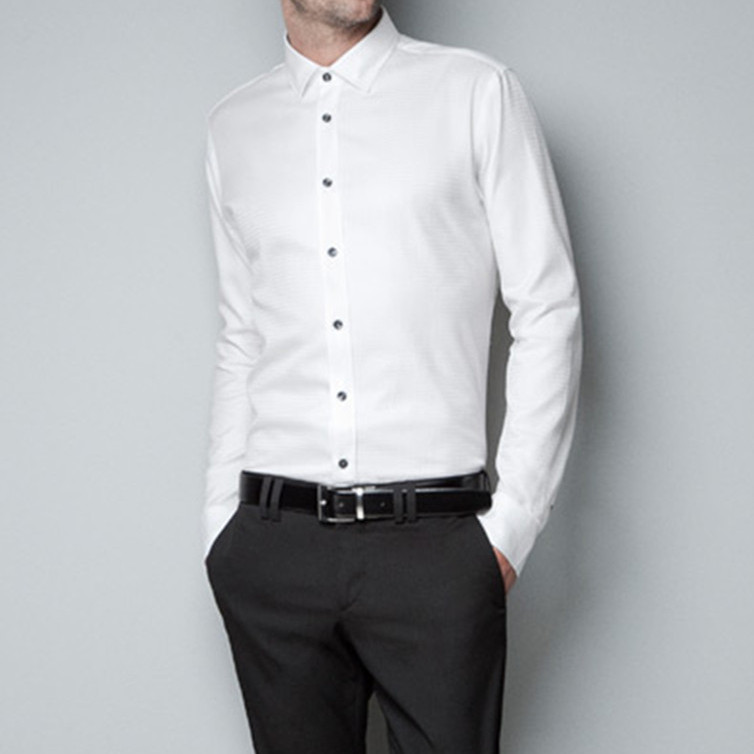 Белые штаны и черная рубашка
