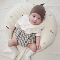 Тонкий вышитый белый космический корабль