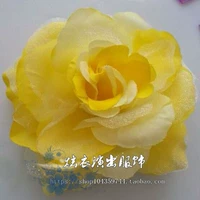 Желтый цветок на запястье