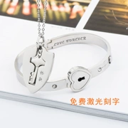 Lắc cùng một đoạn với cặp đôi khóa trái tim giống nhau, một cặp khóa đôi lồng vào nhau phiên bản tiếng Hàn của món quà ngày lễ tình nhân Trung Quốc đơn giản