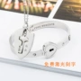 Lắc cùng một đoạn với cặp đôi khóa trái tim giống nhau, một cặp khóa đôi lồng vào nhau phiên bản tiếng Hàn của món quà ngày lễ tình nhân Trung Quốc đơn giản vòng đôi