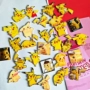 Huy hiệu acrylic trâm móc khóa phim hoạt hình Pikachu túi vá phù hiệu hàng hóa nhỏ có thể được tùy chỉnh - Trâm cài trâm cài