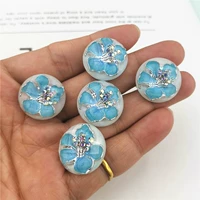 Синий цветок -типа на белом фоне