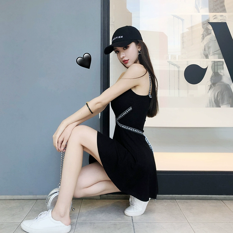 Ade độc ​​quyền tùy chỉnh màu đen sexy sling dress nữ tính khí mùa thu cao eo thon thon gọn một dòng váy ngắn - Váy eo cao