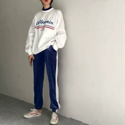 Mùa thu Hàn Quốc phiên bản cổ cao màu tương phản cộng với áo len dài tay trùm đầu nhung + quần thể thao sọc thường nữ hai mảnh giản dị