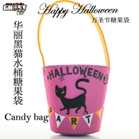 Фиолетовая черная кошачья рука с конфеткой