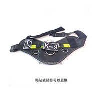 Черная тренировка собак K9 кусает заднюю часть груди