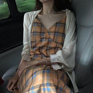 Retro gió nhẹ nhàng V-Cổ màu sắc tương phản kẻ sọc váy váy + mỏng quan điểm kem chống nắng áo sơ mi bên ngoài phù hợp với phù hợp với nữ