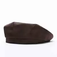 Коричневая шляпа вперед