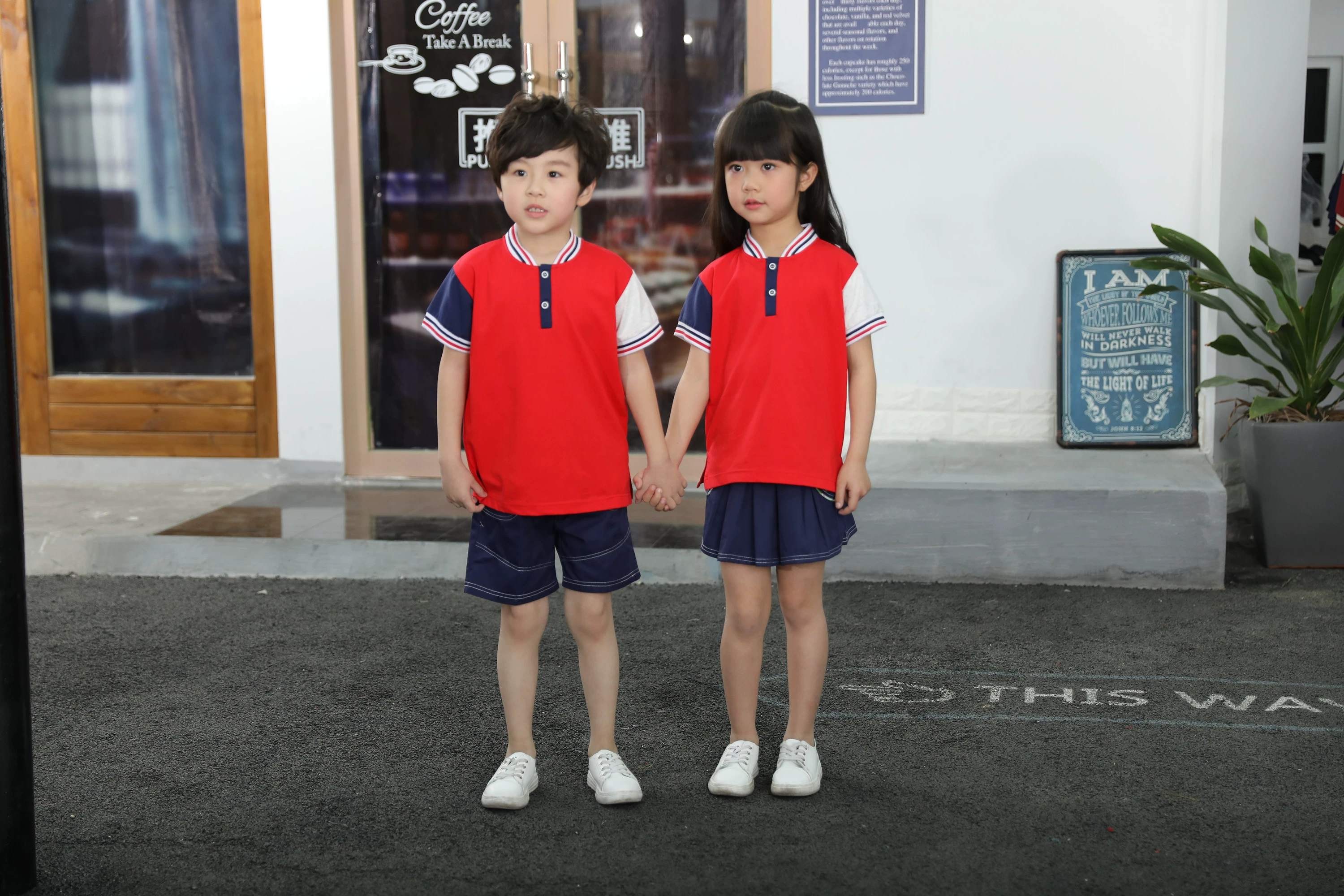 2018 Minzhou Tong hè mới mẫu giáo quần áo màu đỏ phong cách thể thao phục vụ lớp học - Đồng phục trường học / tùy chỉnh thực hiện