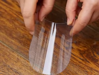 Пластиковый прозрачный кремовый скребок