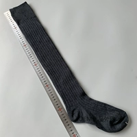 Серые широкие вертикальные линии [голые носки над коленом]