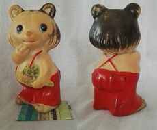 Резиновая игрушка 老胶皮玩具 怀旧 软胶捏响娃娃pv320 穿背带裤抱花束的小熊