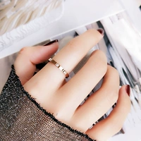 Phiên bản Nhật Bản và Hàn Quốc đơn giản bằng thép mạ vàng hồng đôi mẫu vàng đôi nam nữ nhẫn ngón tay đeo nhẫn đuôi phụ kiện phổ biến nhẫn nam vàng 18k