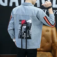 Denim jacket nam cá tính hai màu áo khoác thanh niên sinh viên khâu Tiếng Anh thêu denim Hàn Quốc phiên bản của áo khoác mỏng trang phục
