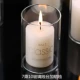 7 × 10 стеклянных подсвечников содержат свечи