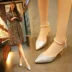 Khóa từ màu bạc với sandal đính hạt nữ mùa hè 2018 mới đế nhọn mũi nhọn sandal cao gót Sandal