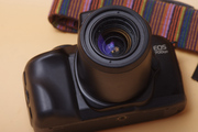 Máy ảnh phim Canon CANON EOS 700QD được thiết kế với đạo cụ điện 35-80