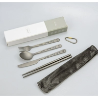 Четыре кусочка залившей титановой пряжки