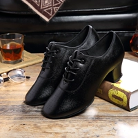 Черный прямой на открытом воздухе в резиновом дном учительнице кожа