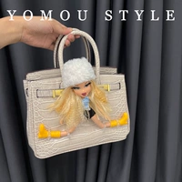 Белая синяя цветная шапка, крокодиловый принт