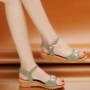 Dép nữ 2018 hè mới phiên bản Hàn Quốc với khóa trang trí bằng kim loại với nêm gân gót giày nữ dép givenchy