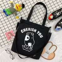 Черная большеглазая собака [через плечо на одно плечо]