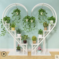 Пара комбинаций цветочных рам в форме сердца