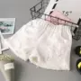 Quần short bé gái hè 2019 phiên bản mới của Hàn Quốc có quần lửng ống rộng bên ngoài mặc quần short denim trắng trẻ em cỡ lớn - Quần jean quan ao babi