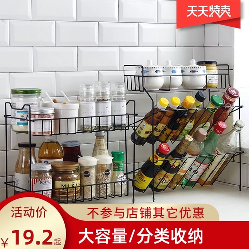 Стол на полках на кухне -это приправа для приправы приправы для хранения бутылок.