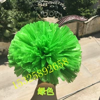 Средняя рука схватит ручку светло -зеленый