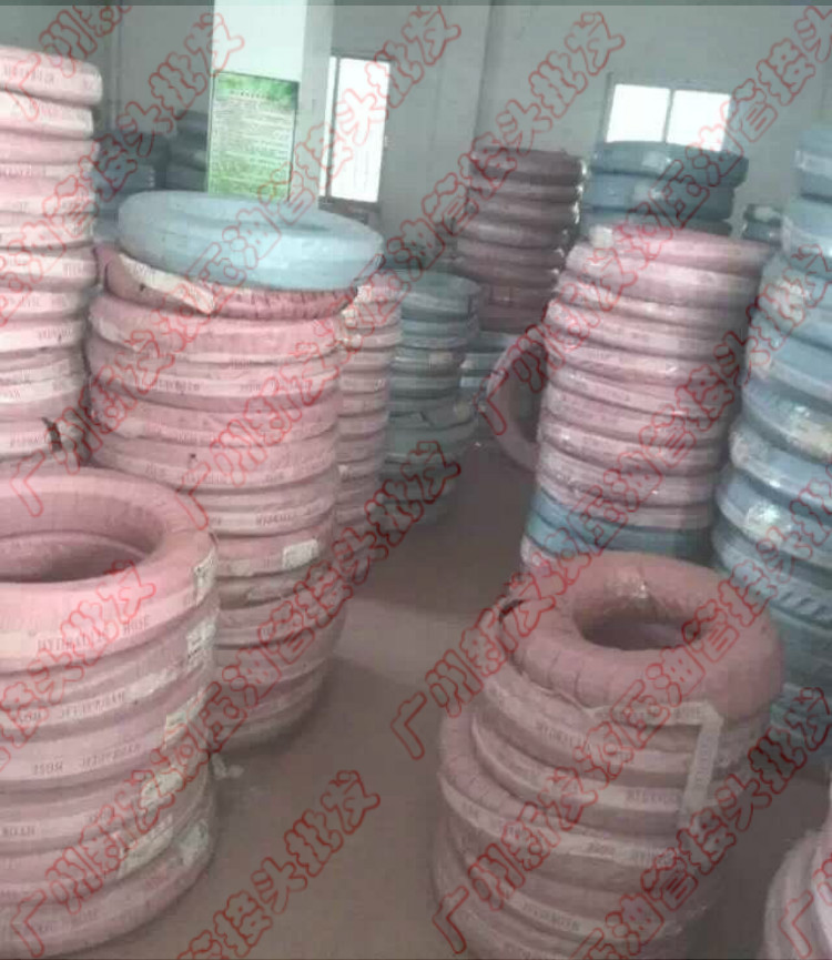 Ống dầu thủy lực áp suất cao và áp suất thấp 2 lớp và 4 lớp dây thép bện cao su xử lý họng bia ống thép dẫn dầu thủy lực giá ống thủy lực