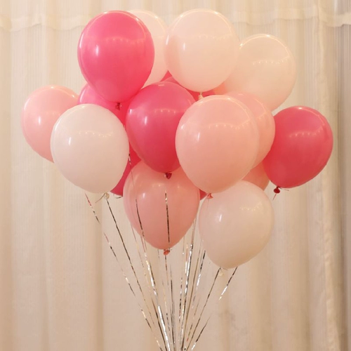 Розовый креативный макет, вечернее платье, украшение, воздушный шар