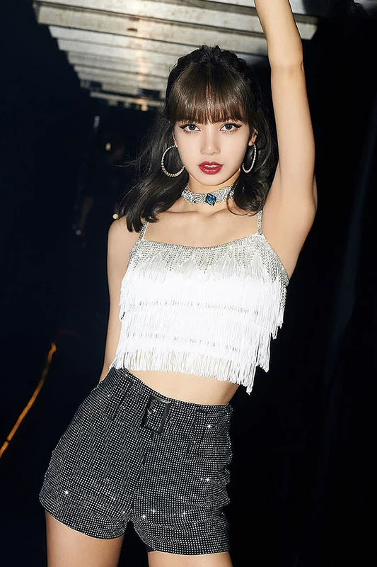 Лиза 같은 한국인 그룹 BLACKPINK исполнила женский школьный костюм для бега, танцует, поёт