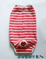 Полностью завернутый жилет в красно-белую полоску.