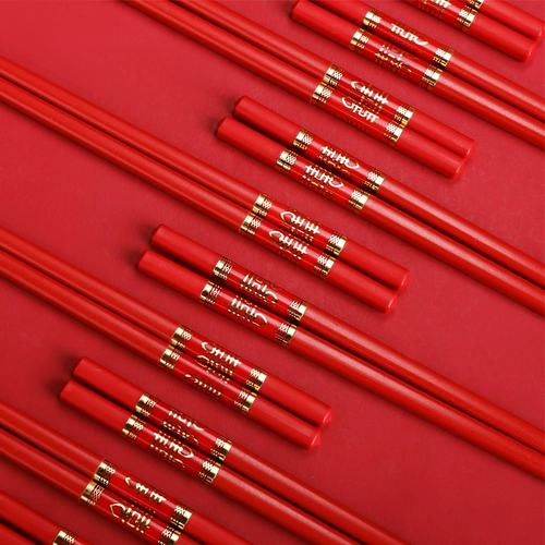 Свадебные принадлежности брак красный бамбук и деревянные палочки для еды.