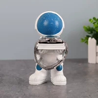 Астронавт смотрит небо синий