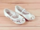 Белая вышивательная обувь белой сливы