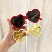 ulzzang em gái mềm mại Nhật Bản cô gái yêu phiên bản Hàn Quốc của kính râm Harajuku chụp đường phố retro kính râm trái tim đào nữ thủy triều