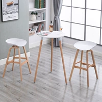 Белый стол с двумя стульями горизонтального дерева (цветные замечания стула)