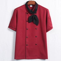 Красная футболка, шейный платок, короткий рукав